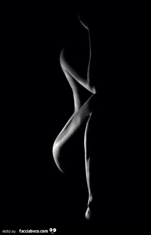 Profilo di donna nuda in penombra