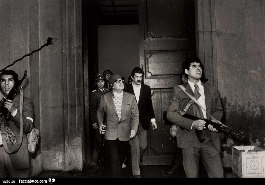 Santiago del Cile, 11 settembre 1973. Salvador Allende, il presidente democraticamente eletto, esce dal palazzo presidenziale della Moneda, durante il golpe del generale Pinochet. Nonostante le guardie del corpo, morirà pochi minuti dopo questo scatto