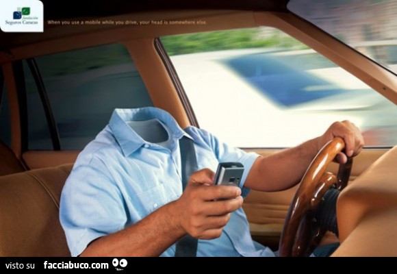 Alla guida senza testa col cellulare in mano
