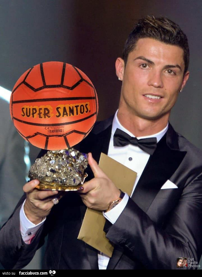 Cristiano Ronaldo con il Super Santos al posto del pallone d'oro