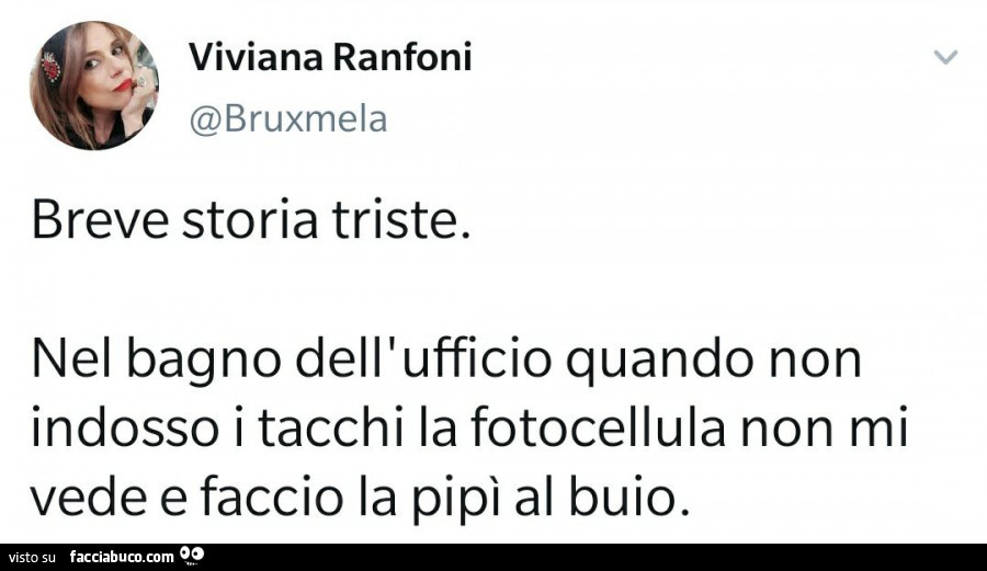 Breve storia triste. Nel bagno dell'ufficio quando non indosso i tacchi la fotocellula non mi vede e faccio la pipì al buio