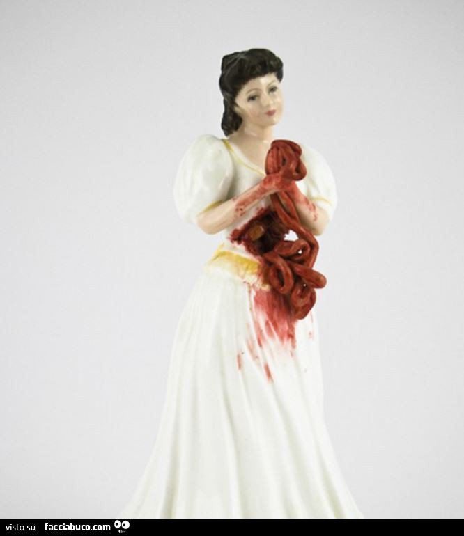 Statuetta sposa posa con in mano i suoi intestini
