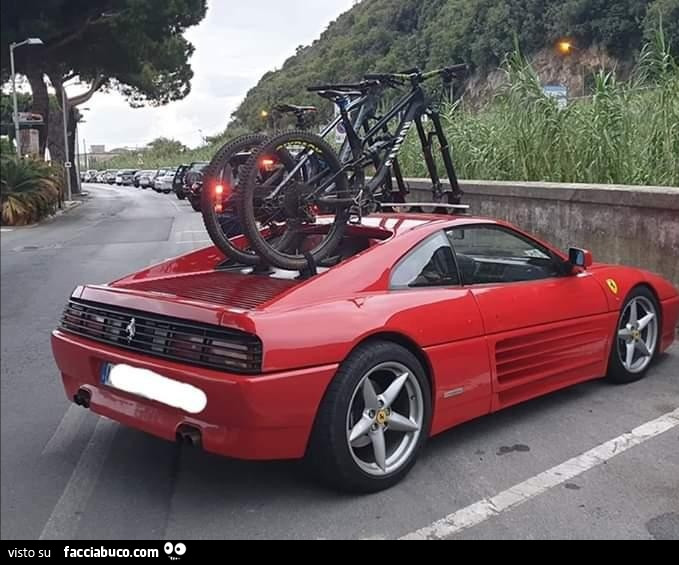 Biciclette sopra la Ferrari