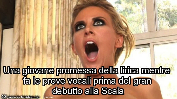 Una giovane promessa della lirica mentre fa le prove vocali prima del gran debutto alla scala