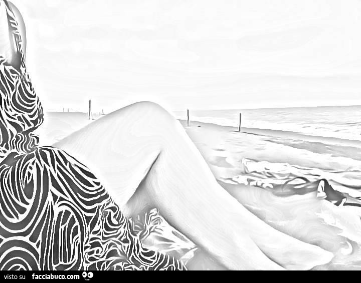 Gambe sulla spiaggia al mare