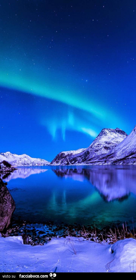 Aurora boreale sul lago