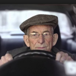 Ogni mattina un anziano col cappello si sveglia e sa che dovrà prendere… -  Facciabuco.com