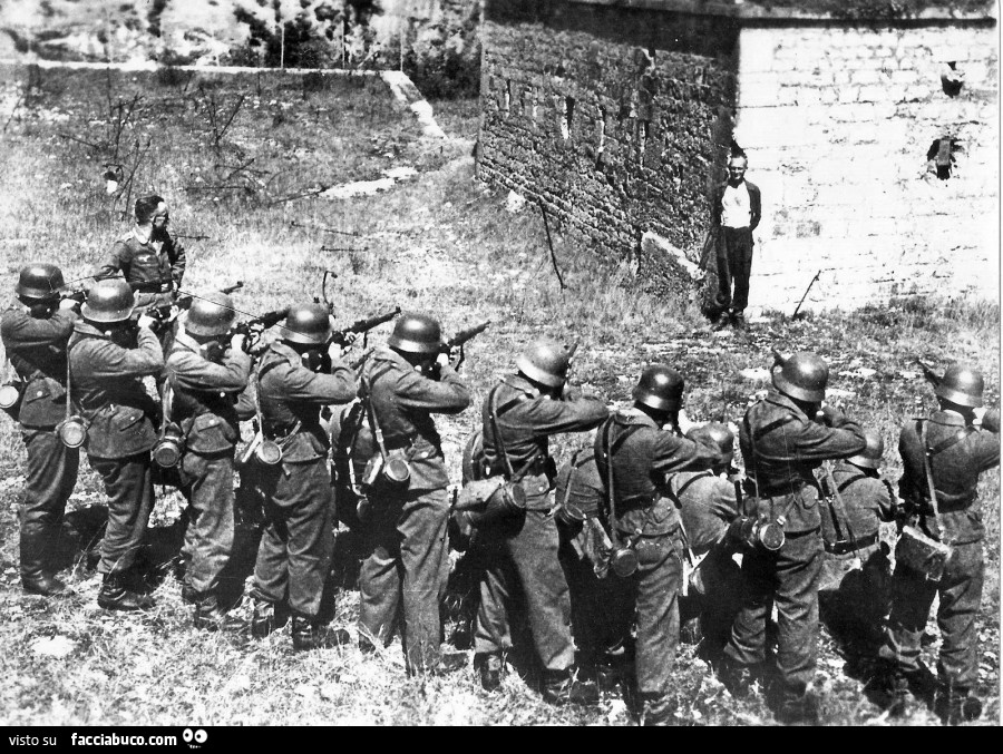 1944, il membro della resistenza francese Georges Blind risponde con un sorriso al plotone nazista che sta per fucilarlo. Immenso, ridere in faccia alla morte, questa è la più grande vittoria di sempre. Stima assoluta