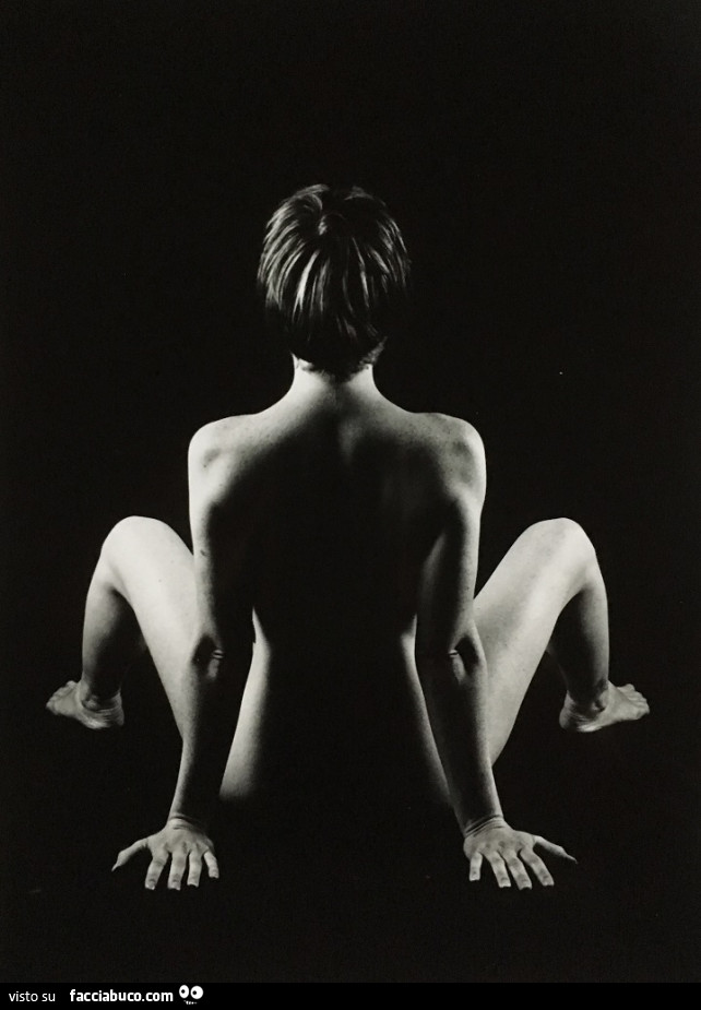 Foto erotica, gambe aperta ma di spalle