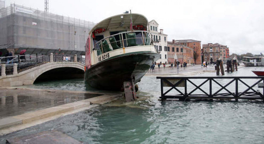 Alluvione a venezia vaporetto
