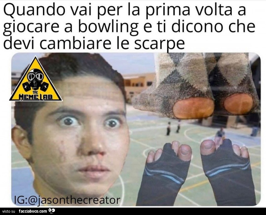 Quando vai per la prima volta a giocare a bowling e ti dicono che devi cambiare le scarpe