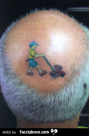Tagliaerba tatuato in testa