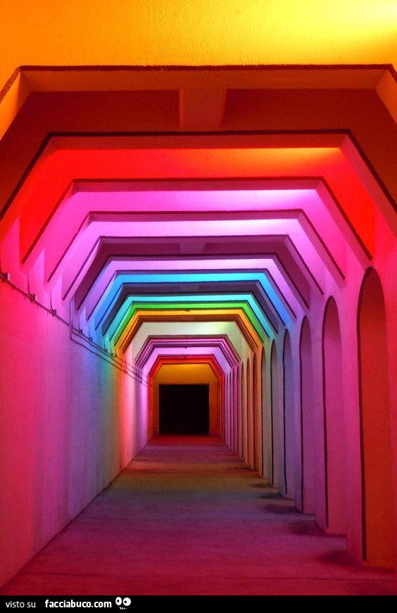 Tunnel illuminato da luci colorati