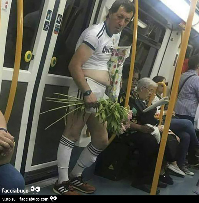 Strano individuo in metro con pancia di fuori e fiori