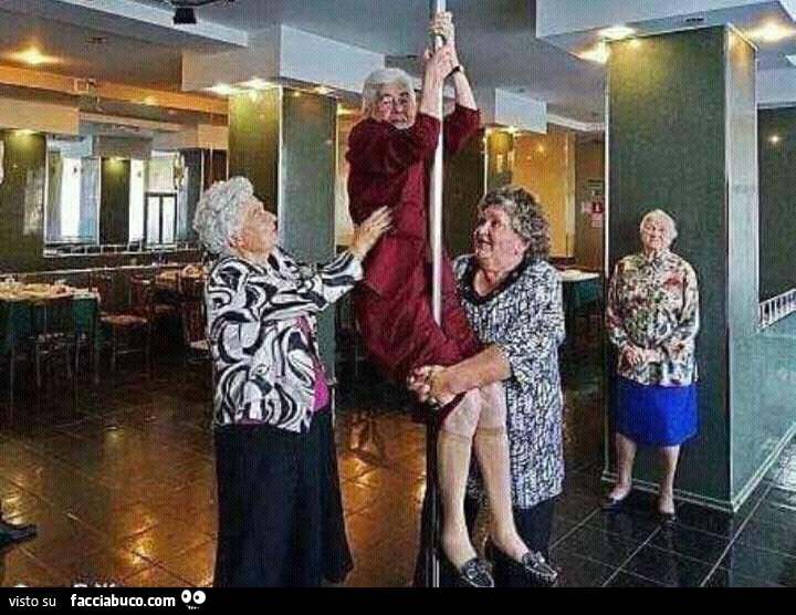 Anziane fanno la lap dance