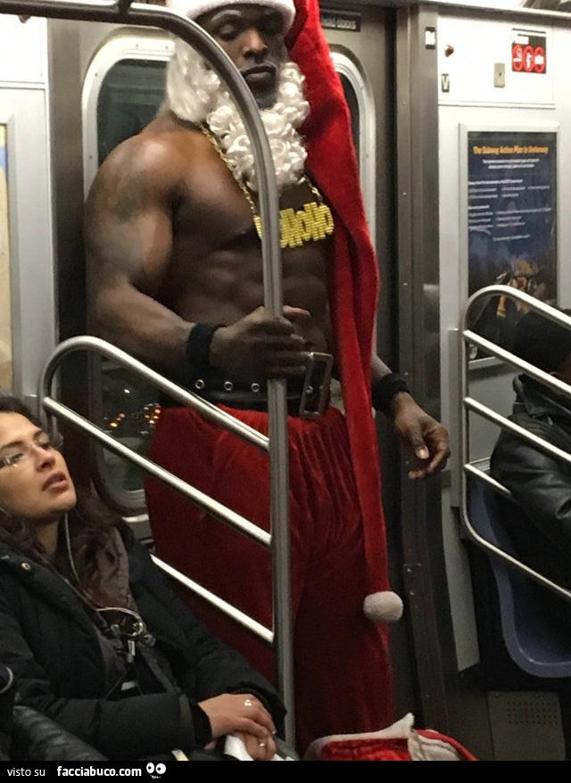 Babbo Natale di colore super muscoloso in metro