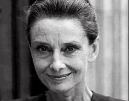 Quando le chiesero di rivelare i suoi segreti di bellezza, l'attrice Audrey Hepburn scrisse questo commovente articolo, che fu letto ai suoi funerali: "Per avere labbra attraenti, pronuncia parole gentili; per avere gli occhi belli, guarda quell