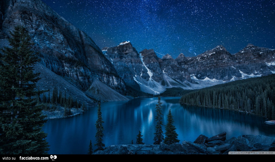 Notte stellata su paesaggio alpino