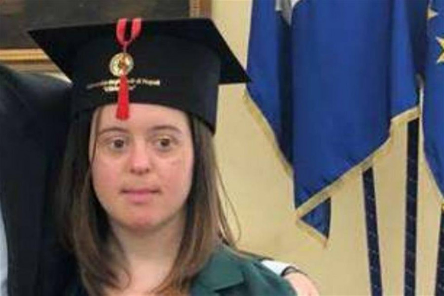 Giulia Sauro è una ragazza down. Si è laureata in scienze politiche all' università Orientale di Napoli con 110 e lode. È La terza persona down che riesce a conseguire in Italia il titolo accademico. Dice Giulia "Ai ragazzi che hanno la mia stes