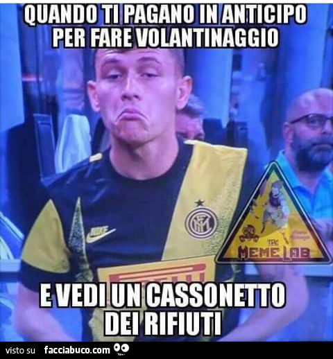 Quando ti pagano in anticipo per fare volantinaggio e vedi un cassonetto