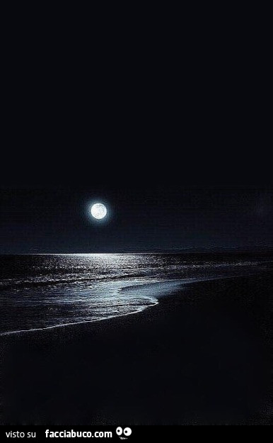 Luna sul mare in spiaggia